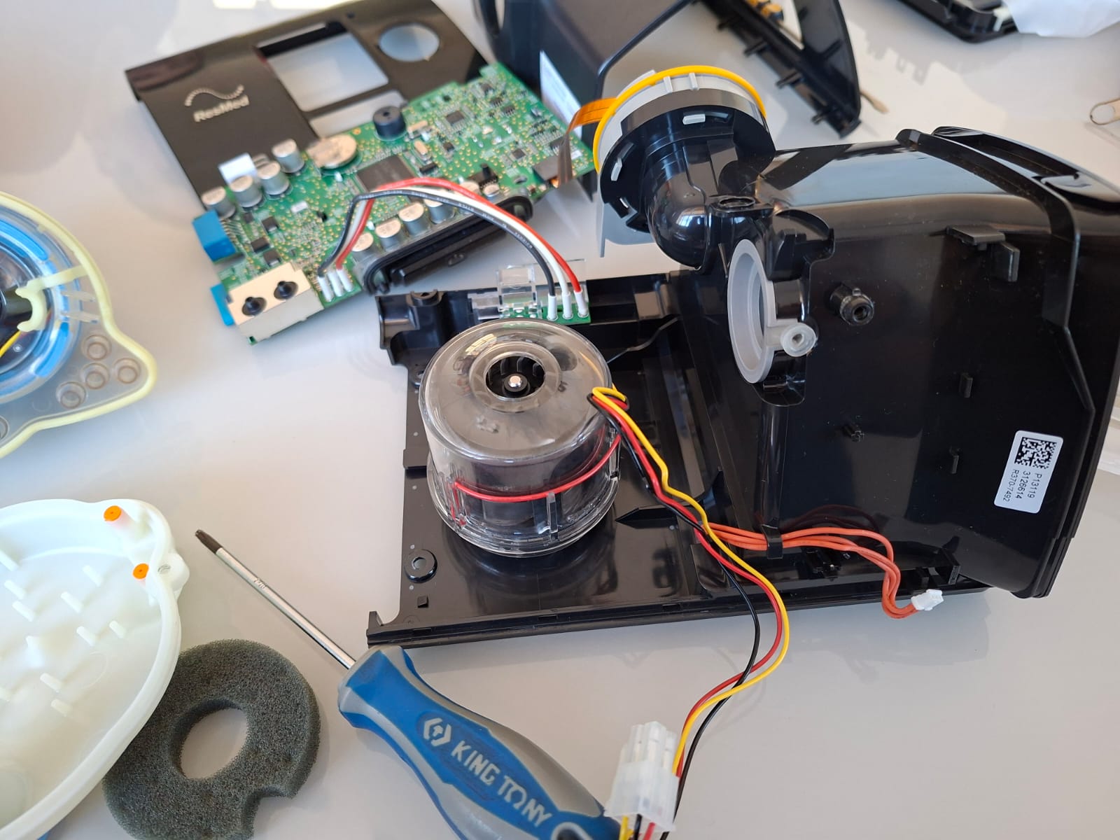 Higienização e manutenção de aparelho CPAP feita por técnico da CPAP Aire